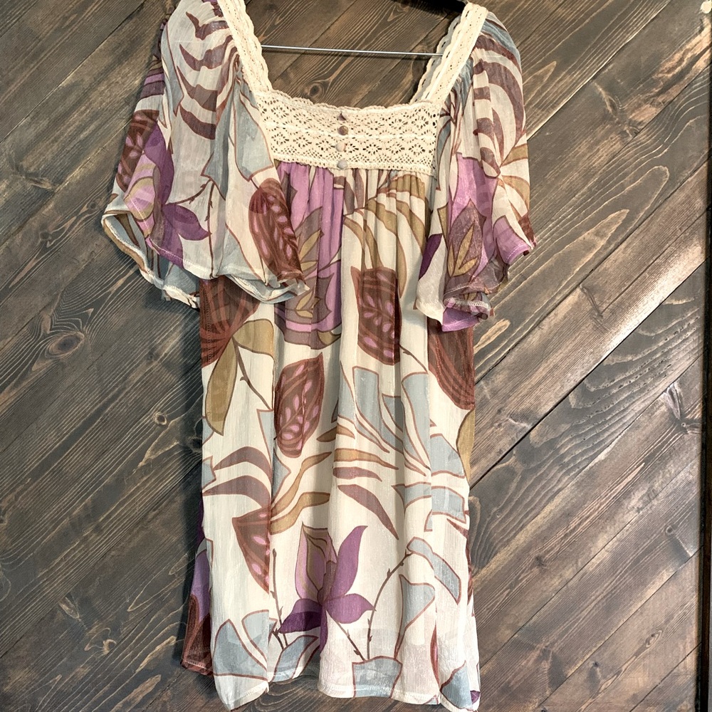 Ingenue floral, flowy blouse